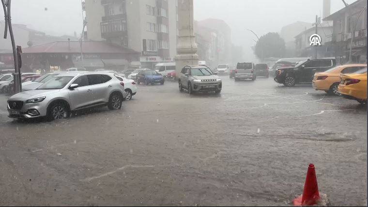 Bayburt'u sağanak vurdu! Cadde ve sokaklar göle döndü 14